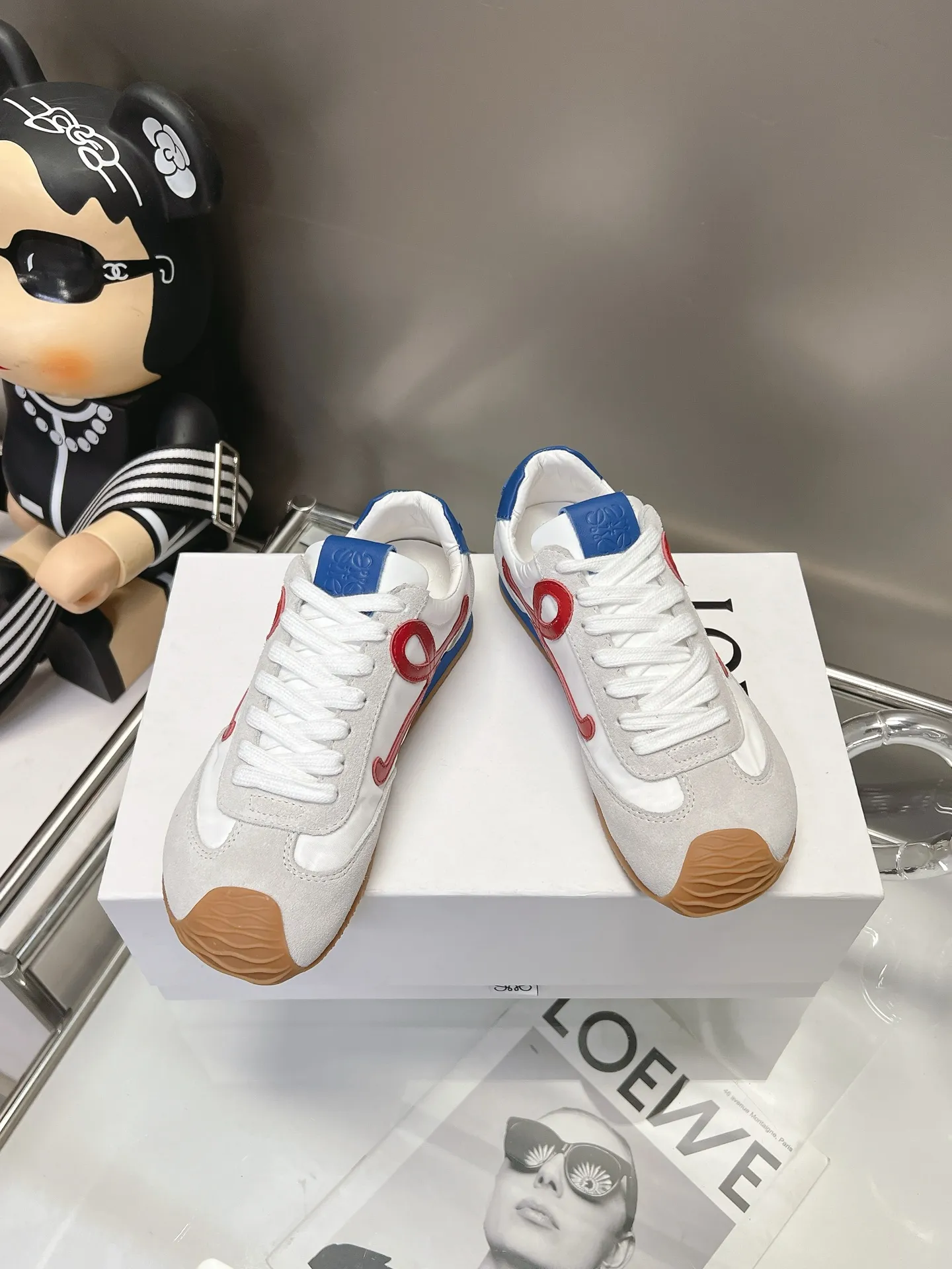 👟👟Ex-factory price 540👟👟 Original BALLET RUNNER2.0 Loewe ballet shoes! Asymmetrical toe shape, Loewe's signature design! Super soft, light and flexible original TPU sole with wavy pattern, (not ordinary rubber sole) original cover last + fierce craftsmanship wrapping feeling, the comfort is first-class! The 3D injection molded rubber LOEWE logo on the heel gives this shoe a retro and elegant interpretation, and incorporates modernity and LOEWE's unique style. There are so many colors and pictures will be updated one after another. Code number: 35-40 (41 customized)